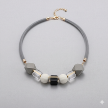 Laden Sie das Bild in den Galerie-Viewer, BLOMMA | Holz Halskette grau weiß gold