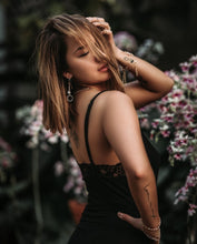 Laden Sie das Bild in den Galerie-Viewer, CELIA | Atemberaubende mismatched Ohrringe in gold mit coolen Marmor Beads und Perlen