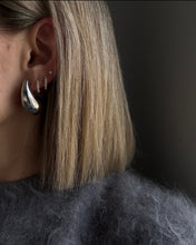 Laden Sie das Bild in den Galerie-Viewer, WATER DROP | Trendy Influencer Ohrringe in Wassertropfen Form in gold