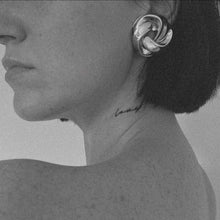 Laden Sie das Bild in den Galerie-Viewer, CLARE | Goldene French Retro Ohrringe mit Zopfmuster