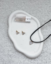 Laden Sie das Bild in den Galerie-Viewer, DECIMA | Coole goldfarbene Dreieck Ohrstecker im Marmor Design weiß