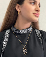 Laden Sie das Bild in den Galerie-Viewer, QUEEN BEE XL | Goldfarbene Boho Halskette Collier Honigwabe mit goldenem Biene Anhänger
