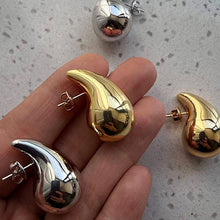 Laden Sie das Bild in den Galerie-Viewer, WATER DROP | Trendy Influencer Ohrringe in Wassertropfen Form in gold