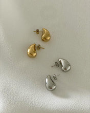 Laden Sie das Bild in den Galerie-Viewer, WATER DROP | Trendy Influencer Ohrringe in Wassertropfen Form in gold