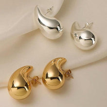 Laden Sie das Bild in den Galerie-Viewer, WATER DROP | Trendy Influencer Ohrringe in Wassertropfen Form in gold