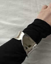 Laden Sie das Bild in den Galerie-Viewer, WATER DROP | Trendy Influencer Ohrringe in Wassertropfen Form in gold