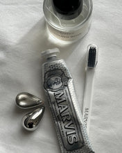 Laden Sie das Bild in den Galerie-Viewer, WATER DROP | Trendy Influencer Ohrringe in Wassertropfen Form in gold