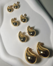 Laden Sie das Bild in den Galerie-Viewer, WATER DROP | Trendy Influencer Ohrringe in Wassertropfen Form in gold