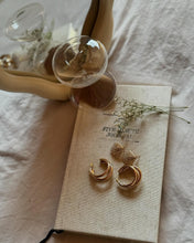 Laden Sie das Bild in den Galerie-Viewer, AUBREE | Goldfarbene 80er Retro Ohrringe 3er Hoop Creolen