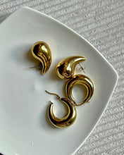 Laden Sie das Bild in den Galerie-Viewer, WATER DROP | Trendy Influencer Ohrringe in Wassertropfen Form in gold