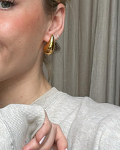 Laden Sie das Bild in den Galerie-Viewer, WATER DROP | Trendy Influencer Ohrringe in Wassertropfen Form in gold