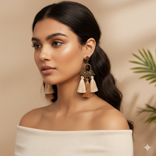 Laden Sie das Bild in den Galerie-Viewer, CAMERON | Bronzefarbene Bohemian Statement Ohrringe Ohrhänger braune Quasten Perlchen