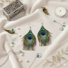 Laden Sie das Bild in den Galerie-Viewer, MAYSA | Tolle blau grüne Pfauen Feder Boho Statement Ohrringe Ohrhänger