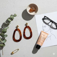 Laden Sie das Bild in den Galerie-Viewer, HAZEL | Schöne Acryl Harz Ohrringe im Retro Look braun gold marmoriert