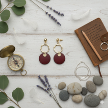 Laden Sie das Bild in den Galerie-Viewer, LENA | Schöne goldfarbene Indie Boho Ohrringe Ohrhänger mit roten Holz Anhängern