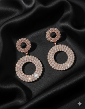 Load image into Gallery viewer, ÉLODIE | Atemberaubende Party Ohrringe in roségold mit klaren Kristallen