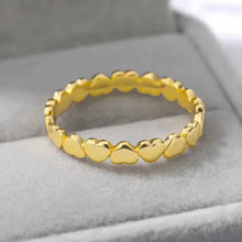 Laden Sie das Bild in den Galerie-Viewer, ENDLESS HEARTS | Filigraner Ring mit süßen kleinen Herzen in gold