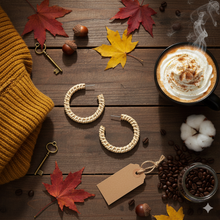 Laden Sie das Bild in den Galerie-Viewer, AGNES | Trendy Herbst Statement Ohrringe Ohrhänger Rattan beige braun
