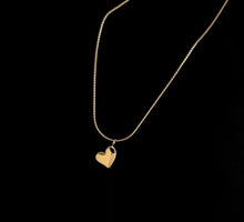 Laden Sie das Bild in den Galerie-Viewer, KOKORO | Filigrane goldfarbene Halskette mit süßem Herz Anhänger