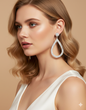 Laden Sie das Bild in den Galerie-Viewer, GABRIELLE | Atemberaubende silberne Glamour Ohrringe mit klaren Kristallen