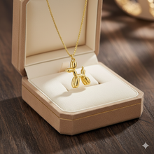 Laden Sie das Bild in den Galerie-Viewer, BUBBLES | Süße goldfarbene Halskette mit Ballon Hund Anhänger