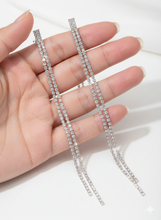 Laden Sie das Bild in den Galerie-Viewer, ELSIE | Elegante lange Ohrringe silberfarben mit edlen Strass Zirkonia Steinen weiß