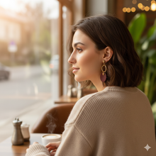 Laden Sie das Bild in den Galerie-Viewer, LENA | Schöne goldfarbene Indie Boho Ohrringe Ohrhänger mit roten Holz Anhängern