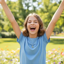 Laden Sie das Bild in den Galerie-Viewer, BUBBLES | Süße goldfarbene Halskette mit Ballon Hund Anhänger
