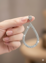 Laden Sie das Bild in den Galerie-Viewer, GABRIELLE | Atemberaubende silberne Glamour Ohrringe mit klaren Kristallen