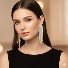 Laden Sie das Bild in den Galerie-Viewer, FABIENNE | Elegante lange Ohrringe in gold mit Kristall Strängen