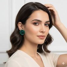 Laden Sie das Bild in den Galerie-Viewer, KENNEDY | Acryl Statement Ohrringe grün mit glitzerndem Galaxy Muster
