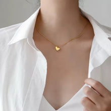 Load image into Gallery viewer, HEART | Filigrane goldfarbene Halskette mit Herz Anhänger