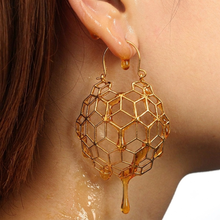 Laden Sie das Bild in den Galerie-Viewer, HONEY COMB | Besondere goldfarbene Statement Ohrringe im geometrischen Bienen Honigwaben 3D Design