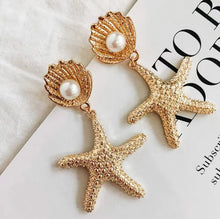 Laden Sie das Bild in den Galerie-Viewer, AILANA | Schöne Sommer Ohrringe in gold mit Seestern und weißer Perle in Muscheln