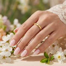 Laden Sie das Bild in den Galerie-Viewer, ENDLESS HEARTS | Filigraner Ring mit süßen kleinen Herzen in gold