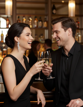 Laden Sie das Bild in den Galerie-Viewer, GÉRALDINE | Wunderschöne silberne Kristall Ohrringe im floralen Blätter Design