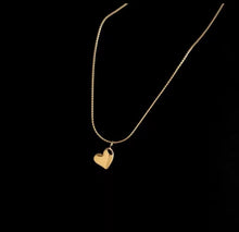 Load image into Gallery viewer, HEART | Filigrane goldfarbene Halskette mit Herz Anhänger