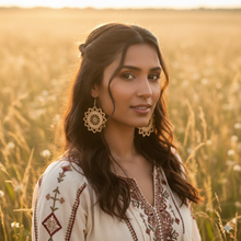 Laden Sie das Bild in den Galerie-Viewer, AMANDA | Ausgefallene Boho Stern Ohrringe Ohrhänger mit Brandmuster aus braunem Holz