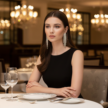 Laden Sie das Bild in den Galerie-Viewer, FABIENNE | Elegante lange Ohrringe in gold mit Kristall Strängen