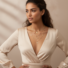 Laden Sie das Bild in den Galerie-Viewer, ARIANA | Mehrlagige goldene Halskette mit Blättern Münze und kleinen lila Kristall