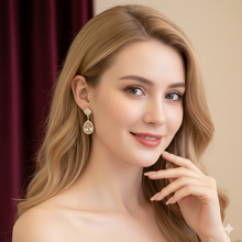 Laden Sie das Bild in den Galerie-Viewer, CÉCILE | Elegante Ohrringe mit champagnerfarbenen Kristallen