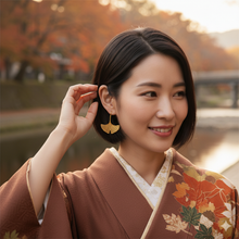 Laden Sie das Bild in den Galerie-Viewer, GINGKO | Schöne goldfarbene Hänger Ohrringe mit Gingko Blättern