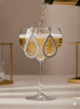 Laden Sie das Bild in den Galerie-Viewer, GABRIELLE | Atemberaubende silberne Glamour Ohrringe mit klaren Kristallen