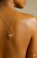 Laden Sie das Bild in den Galerie-Viewer, QUEEN BEE XL | Goldfarbene Boho Halskette Collier Honigwabe mit goldenem Biene Anhänger