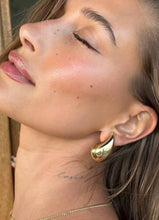 Laden Sie das Bild in den Galerie-Viewer, WATER DROP | Trendy Influencer Ohrringe in Wassertropfen Form in gold