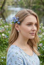 Laden Sie das Bild in den Galerie-Viewer, JADE | Süße kleine minimal Ohrstecker goldfarben mit Kristallen, Miniperlen und Blattdesign