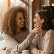 Laden Sie das Bild in den Galerie-Viewer, LENA | Schöne goldfarbene Indie Boho Ohrringe Ohrhänger mit roten Holz Anhängern