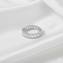 Laden Sie das Bild in den Galerie-Viewer, BRILLER | Atemberaubender Cocktail Ring mit klaren Kristallen