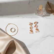 Laden Sie das Bild in den Galerie-Viewer, DORA | Geometrische beige braune Schildpatt Acryl Ohrringe Ohrhänger Stecker