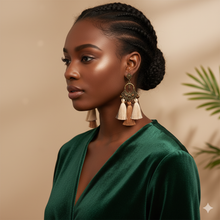 Laden Sie das Bild in den Galerie-Viewer, CAMERON | Bronzefarbene Bohemian Statement Ohrringe Ohrhänger braune Quasten Perlchen